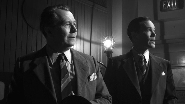 Herman Mankiewicz (Gary Oldman) and Joseph (Tom Pelphrey) in Mank