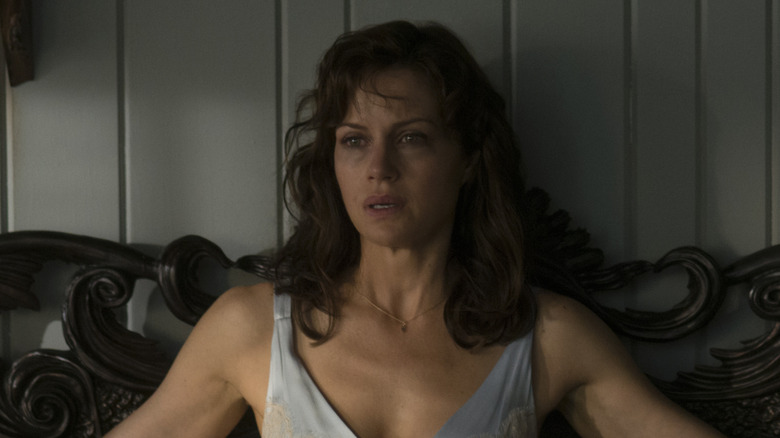 Carla Gugino as Jessie chained to bed in gerald game