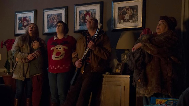 Sarah (Toni Collette), Max (Emjay Anthony), Linda (Allison Tolman), Howard (David Koechner), Baby Chrissy, Aunt Dorothy (Conchata Ferrell)