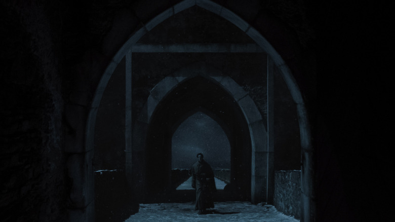 Thomas Hutter caminha pelo castelo agourento de Orlok em Nosferatu