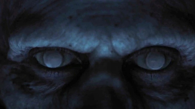 Um close dos olhos de Orlok em Nosferatu