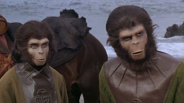 Zira en Cornelius staan ​​naast een paard in Planet of the Apes (1968)
