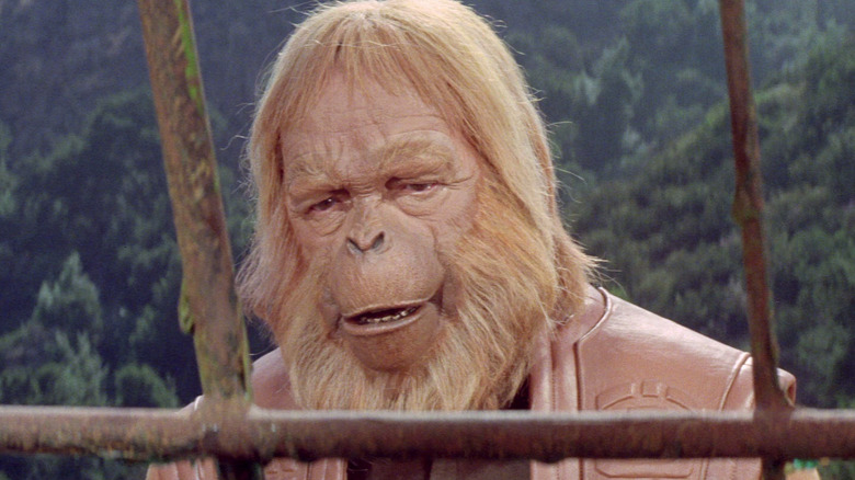 Dr. Zaius staat naast een kooi in Planet of the Apes (1968)