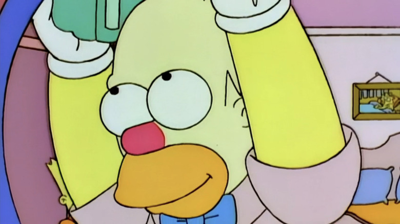 హోమర్ సింప్సన్ ది సింప్సన్స్‌లో సిద్ధమవుతున్నప్పుడు క్రస్టీ ది క్లౌన్ విగ్ ధరించాడు