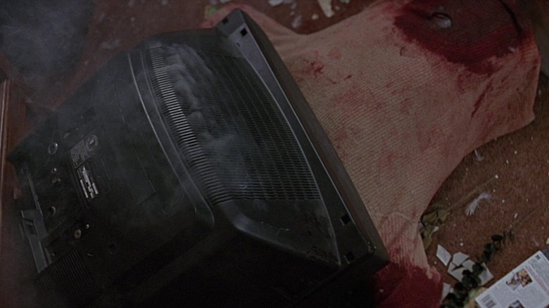 Matthew Lillard as Stu with a TV on his body at the end of Scream (1996)
