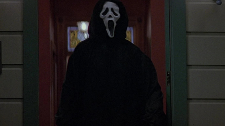Ghotface debout sur un porche dans Scream