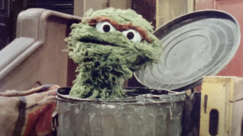 Oscar the Grouch em um episódio mais antigo de Vila Sésamo do documentário Street Gang: How We Got to Sesame Street