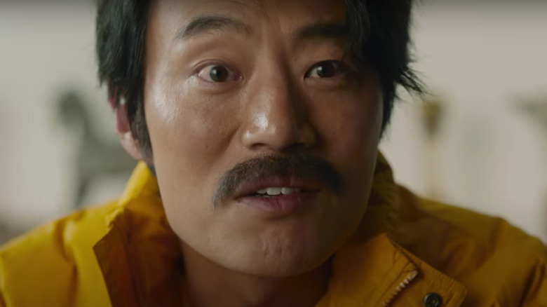 Lee Hee-joon's Soo-yeong wearing a yellow coat in ﻿﻿Bogotá: City of the Lost