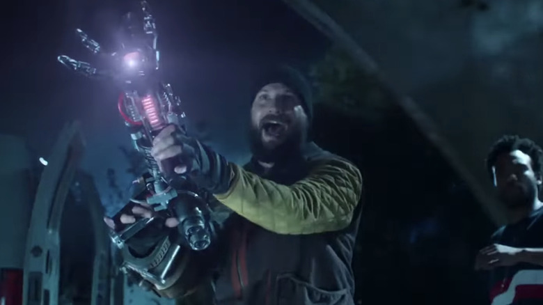 స్పైడర్ మ్యాన్ హోమ్‌కమింగ్‌లో డొనాల్డ్ గ్లోవర్ యొక్క ఆరోన్ డేవిస్ వీక్షిస్తున్నప్పుడు లోగాన్ మార్షల్-గ్రీన్ జాక్సన్ బ్రైస్ ఒక గ్రహాంతర రైఫిల్‌ను పట్టుకున్నాడు