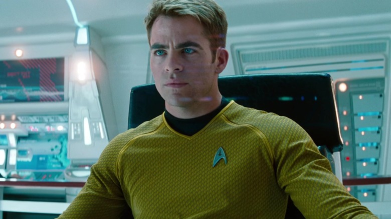 Kirk di kursi kapten di Star Trek Into Darkness.