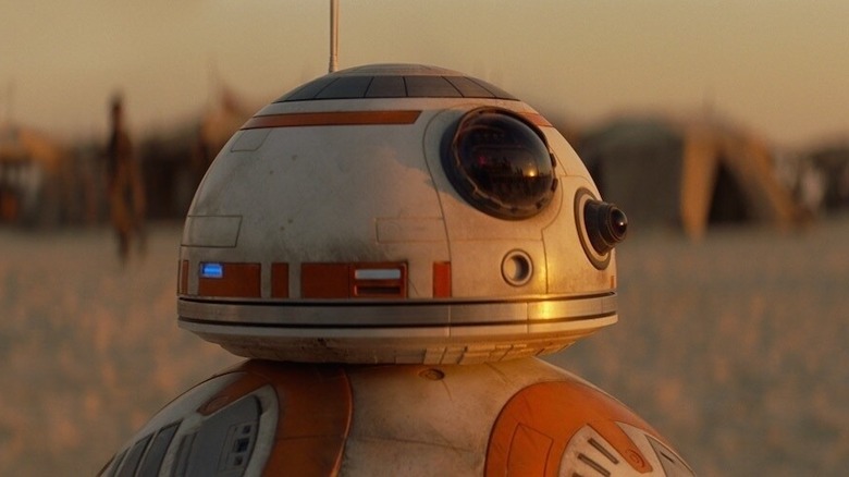 BB-8 on Jakku in Star Wars: The Force Awakens