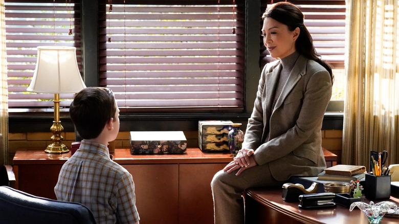 Dr. Carroll Lee sitting on an office talking to Sheldon Cooper on Young Sheldon