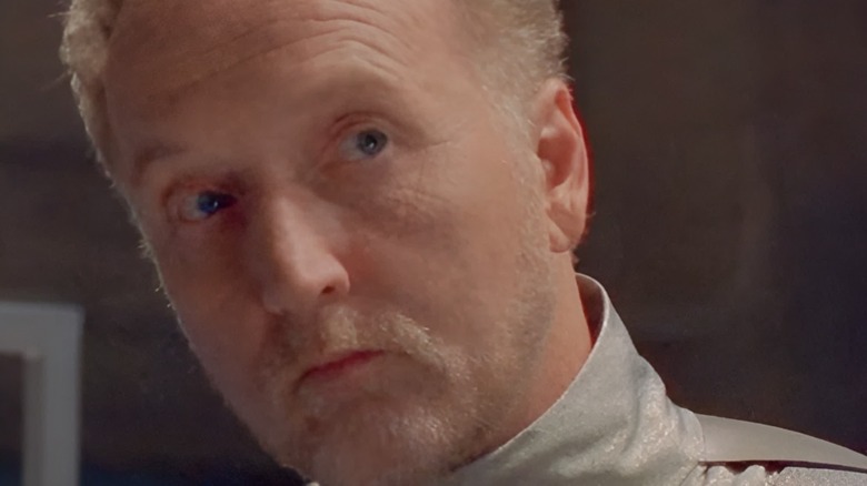 Bell's Omoc parece cético em todo o Enigma em Stargate SG-1