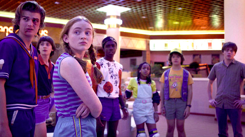 The cast of Stranger Things stands in the mall in Season 3