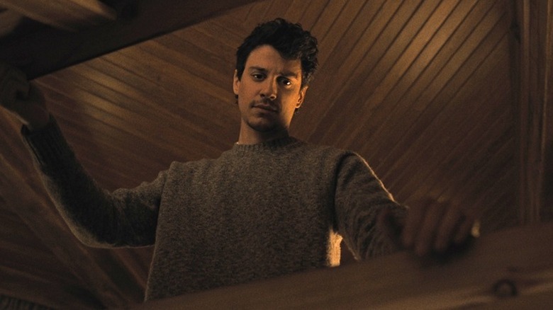 ఆడమ్ డిమార్కో ఒక చెక్క హాచ్‌ని నిక్కీగా తెరుచుకున్నాడు, సంథింగ్ వెరీ బ్యాడ్ ఈజ్ గోయింగ్ టు హాపెన్