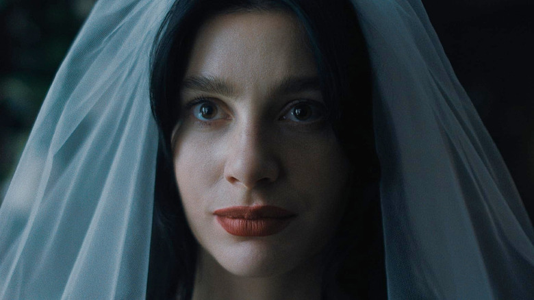 కాంథింగ్ వెరీ బాడ్ ఈజ్ గోయింగ్ టు హాపెన్‌లో రాచెల్‌గా వివాహ ముసుగు ధరించిన కెమిల్లా మోరోన్