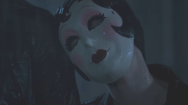 Pin-Up Girl leaning against Scarecrow in The Strangers: Chapter 2