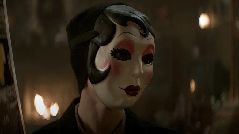 Pin-Up Girl prepares for murder in The Strangers - Chapter 2