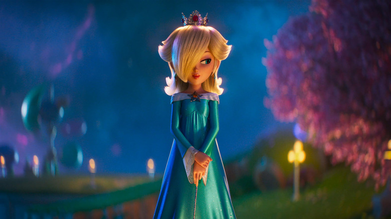 Princesse Rosalina debout dans un champ la nuit avec sa baguette à la main dans le film Super Mario Galaxy