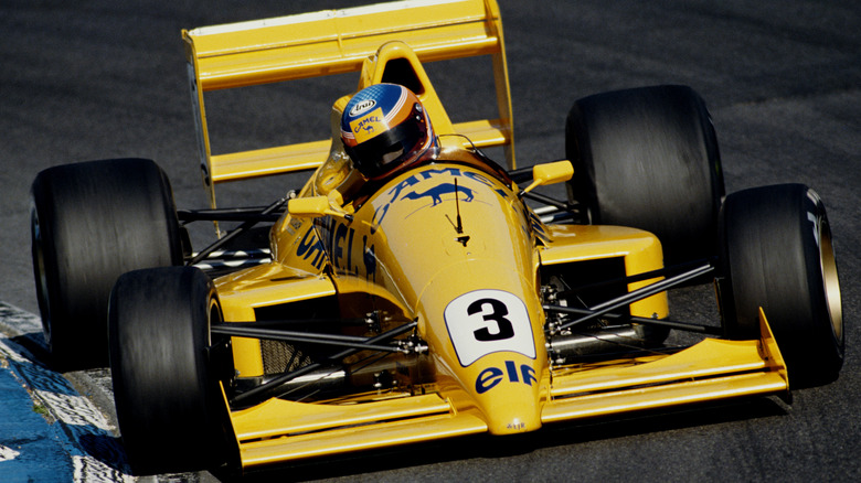 Martin Donnelly driving a yellow Lotus F1 car
