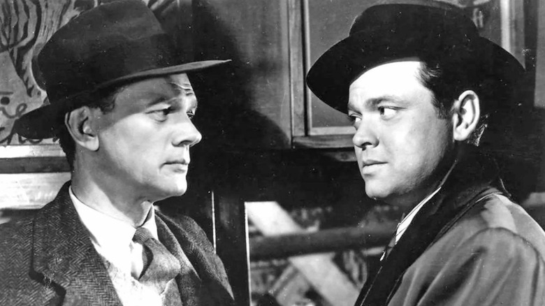 Holly Martins looks at Harry Lime on the ferris wheel in The Third Man