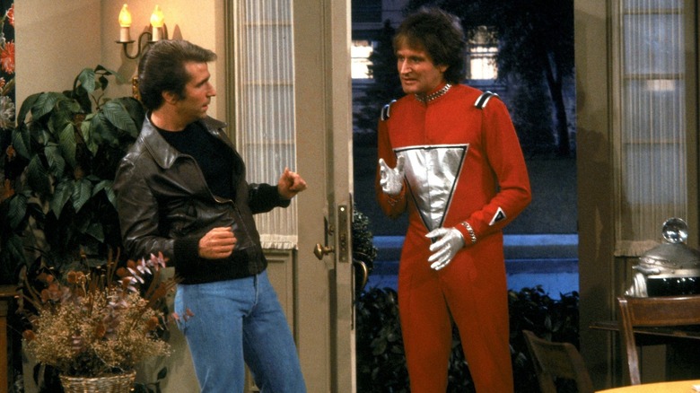 Henry Winkler as Fonzie and Robin Williams as Mork in the foyer of a house on Happy Days