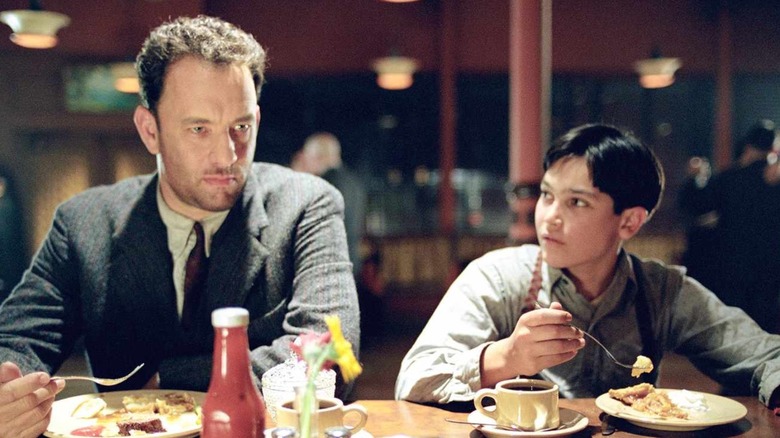 Michael Sullivan and Michael Sullivan Jr. sitting at a diner in Road to Perdition
