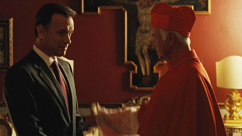 Tom Hanks in the role of Robert Lanjdon talks with Armin Muller-Setal in the role of Cardinal Strauss in angels and demons