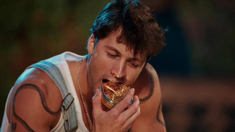 రాబ్ తన ఆసరా విజయాల నాణేలలో ఒకదాన్ని ది ట్రేటర్స్‌లో కొరుకుతున్నాడు