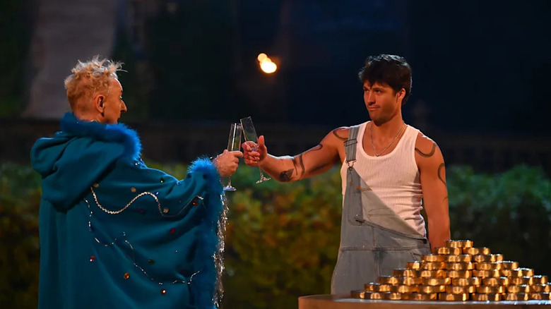 అలాన్ మరియు రాబ్ ది ట్రెయిటర్స్‌లో కోట వెలుపల షాంపైన్‌ను కాల్చారు