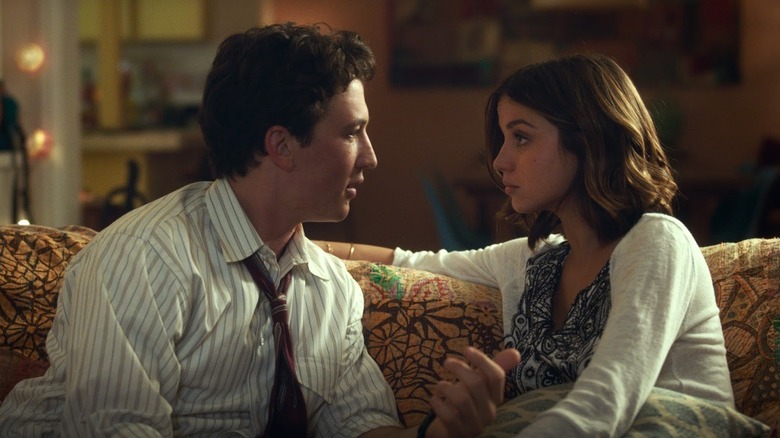 David and Iz talking on the couch in War Dogs