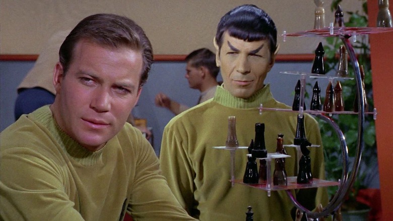 Kapitein Kirk voor een 3D-schaakbord terwijl Spock toekijkt in Star Trek