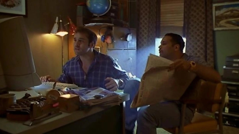 Jeremy Piven like Tyler Ward and a friend in a crowded apartment, on a computer, in an episode in the 2002 version of the Twilight area.