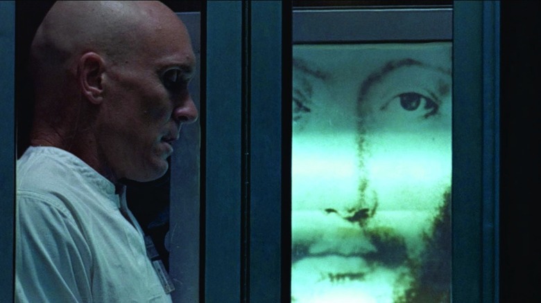 THX 1138 THX 1138 (1971)లోని కిటికీలో ఉన్న చిత్రాన్ని ప్రార్థిస్తోంది
