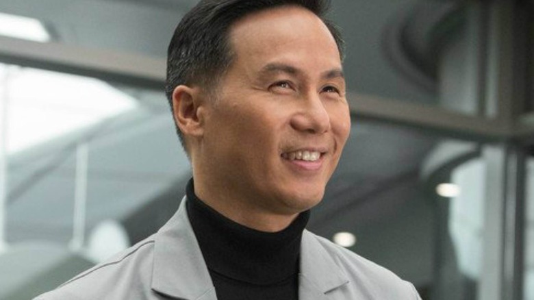 Dr. Henry Wu de terno e sorrindo