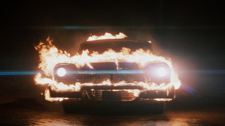 O carro Christine em Christine, envolto em chamas