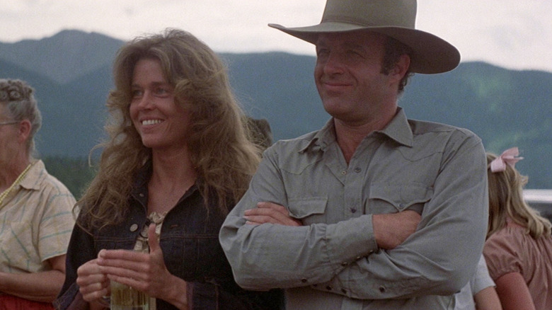 Jane Fonda sebagai Ella Connors dan James Caan sebagai Frank Athearn berdiri bersama di datang seorang penunggang kuda