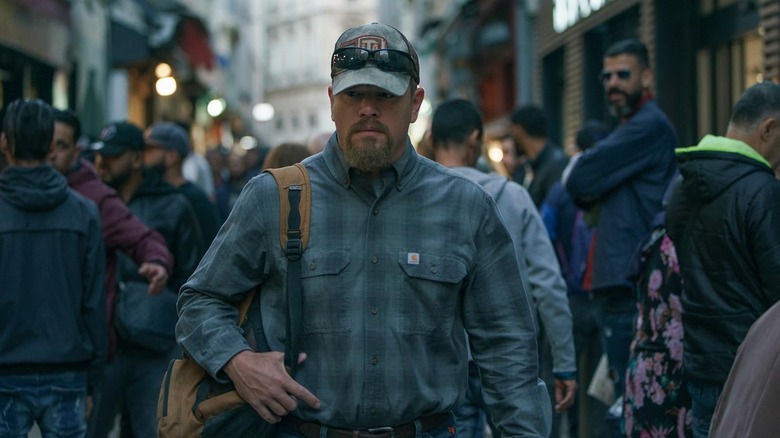 Matt Damon als Bill Baker door een straat in Marseille in Stillwater loopt