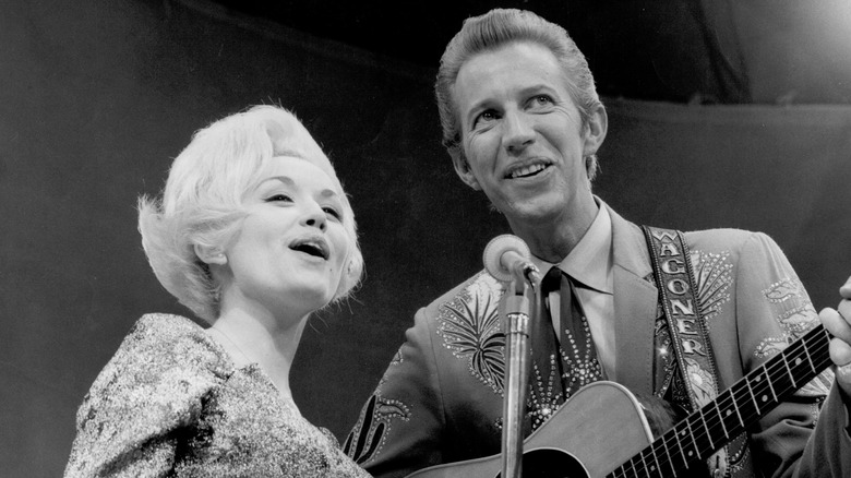 Dolly Parton and Porter Wagoner singing on stage