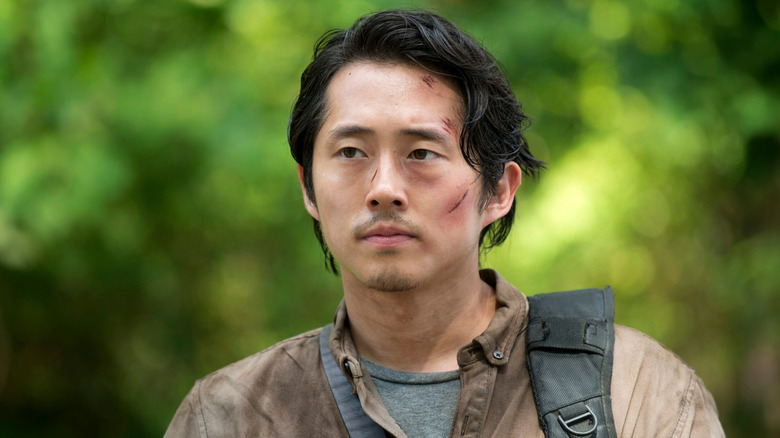 Glenn berjalan di hutan di The Walking Dead