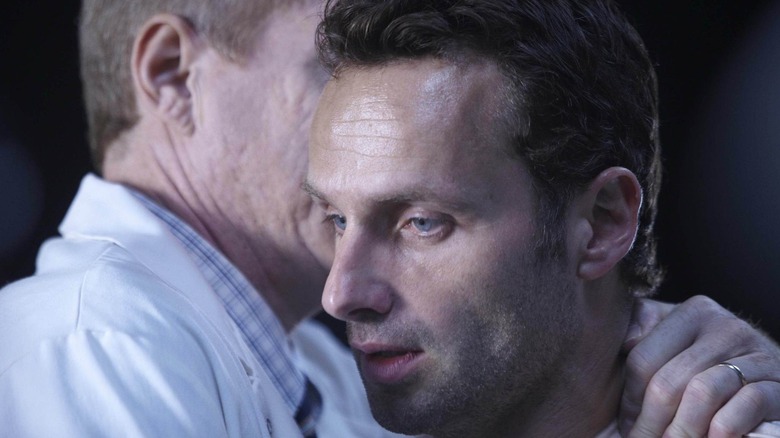 Dr. Jenner de Noah Emmerich whispering in the ear of Rick Grimes by Andrew Lincoln in the Walking Dead TS-19 episode