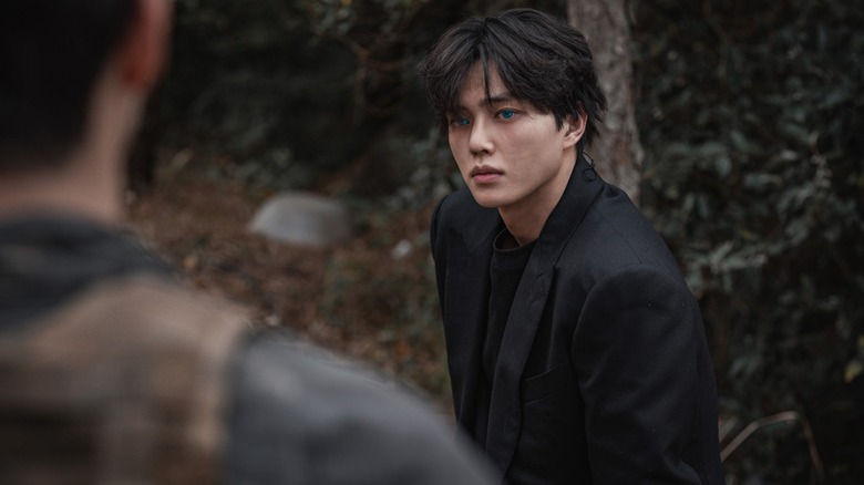 Cha Hyun-Su (Song Kang) fica do lado de fora com os olhos mudando de cor em doce lar