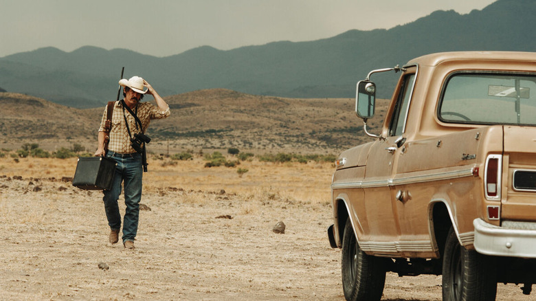 Josh Brolin in the role of Lilin Moss holds a bag of money from the crime scene in any country for the elderly men