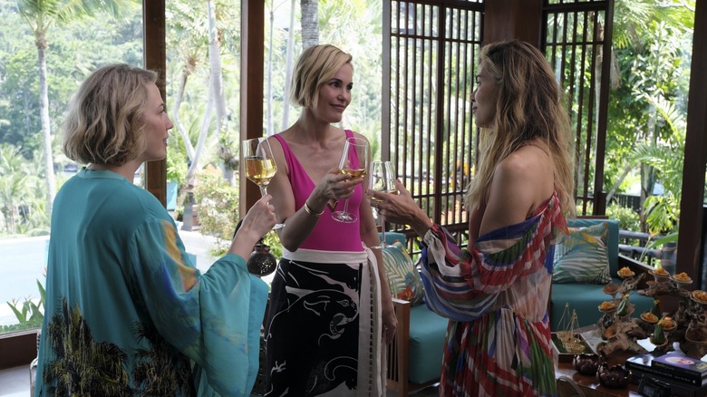 Laurie Kate e Jaclyn brindando vinho no lótus branco