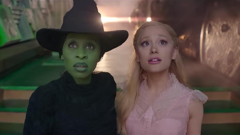 Elphaba de Cynthia Erivo y Glinda de Ariana Grande miran hacia arriba en Wicked