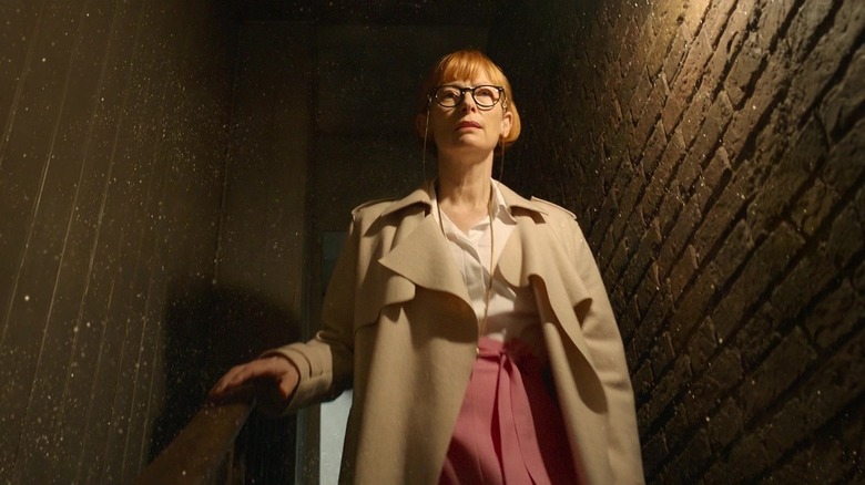 Tilda Swinton coming down stairs in Three Thousand Years of Longing
