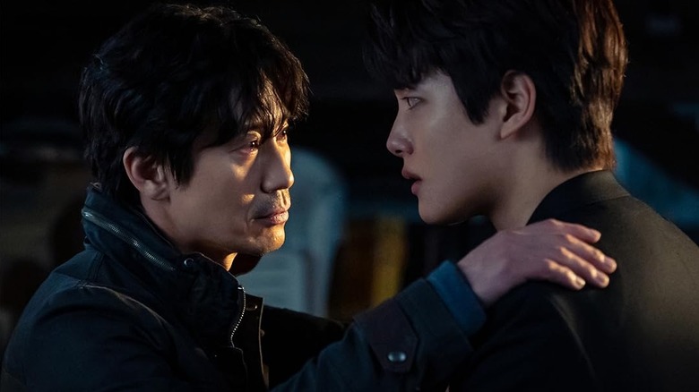 Lee Dong-sik (Shin Ha-kyun) puts his hand on the shoulder of Han Joo-won (Yeo Jin-goo) in Beyond Evil
