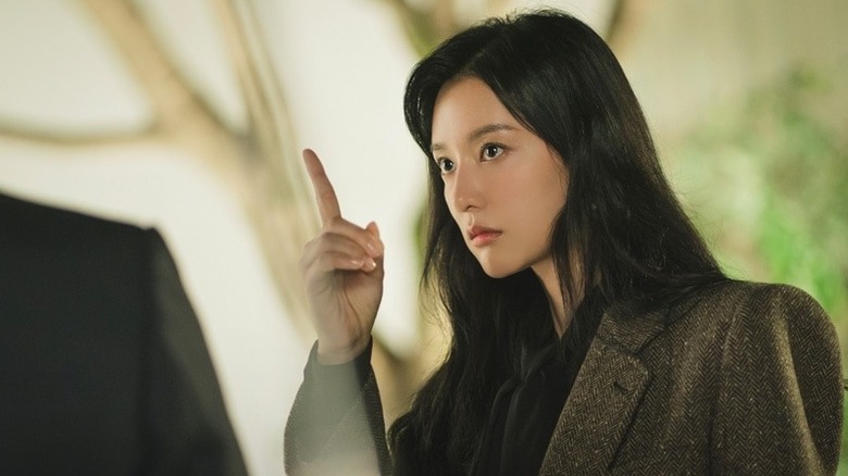 Hong Hae-in (Kim Ji-won) points her finger in Queen of Tears