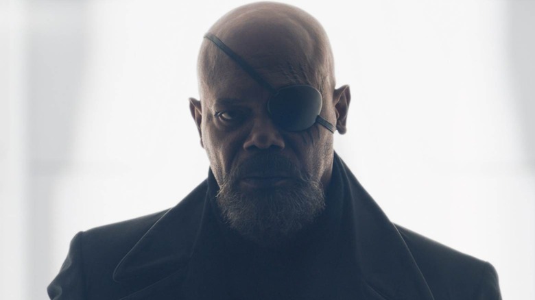 Samuel L. Jackson como Nick Fury na frente de uma luz branca em Secret Invasion