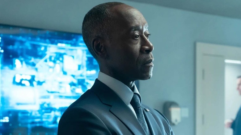 Don Cheadle como Rhodey na frente de uma tela em Secret Invasion